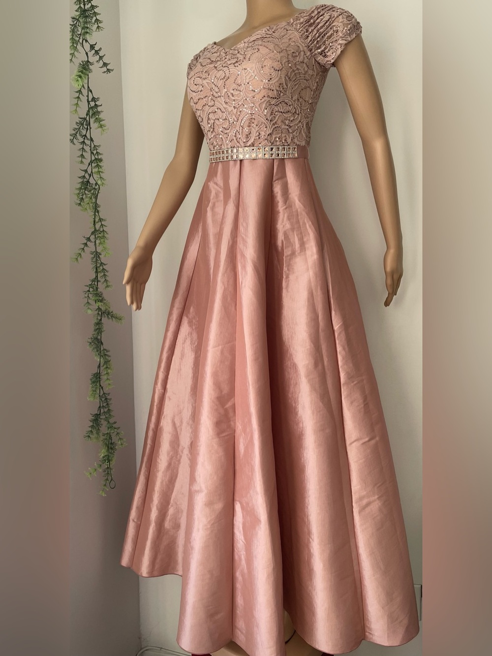Elegant Rose Pink Lace A-Line Evening Dress - Picture 6 of 10